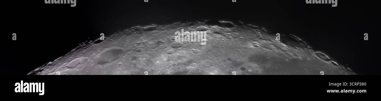 Vista panoramica della superficie della Luna, con dettagli intricati dei suoi crateri e del terreno accidentato. L'immagine cattura la trama, le ombre e le formazioni naturali del paesaggio lunare, evidenziando la bellezza e la complessità del nostro vicino celeste più vicino. Ideale per astronomia, esplorazione spaziale e scopi scientifici. Foto Stock