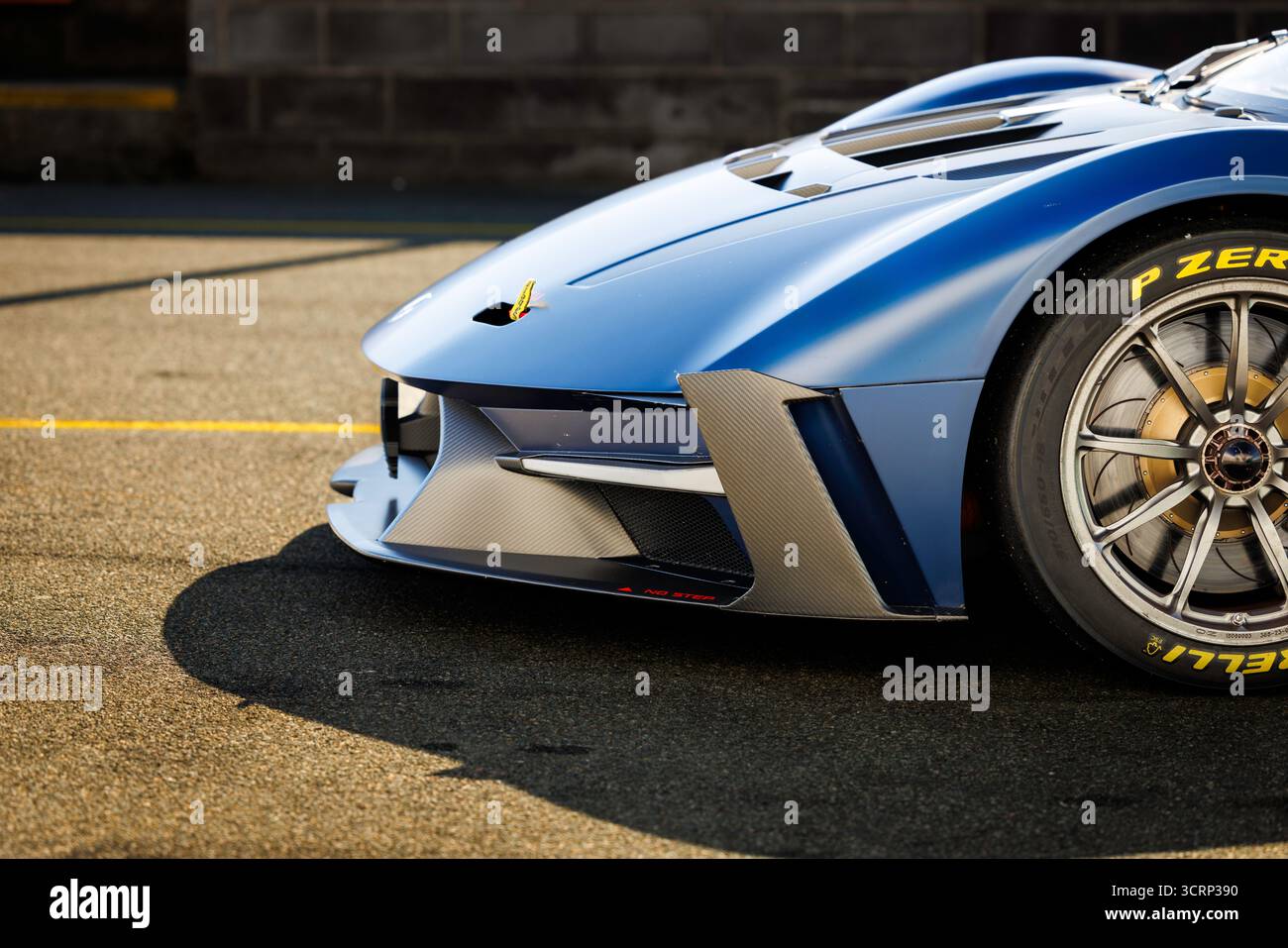 Maserati MCXtrema supercar ad alte prestazioni sul circuito di Anglesey durante il trackday Mission Motorsport, nel soleggiato mese di settembre, evento di velocità Motorsport britannico Foto Stock