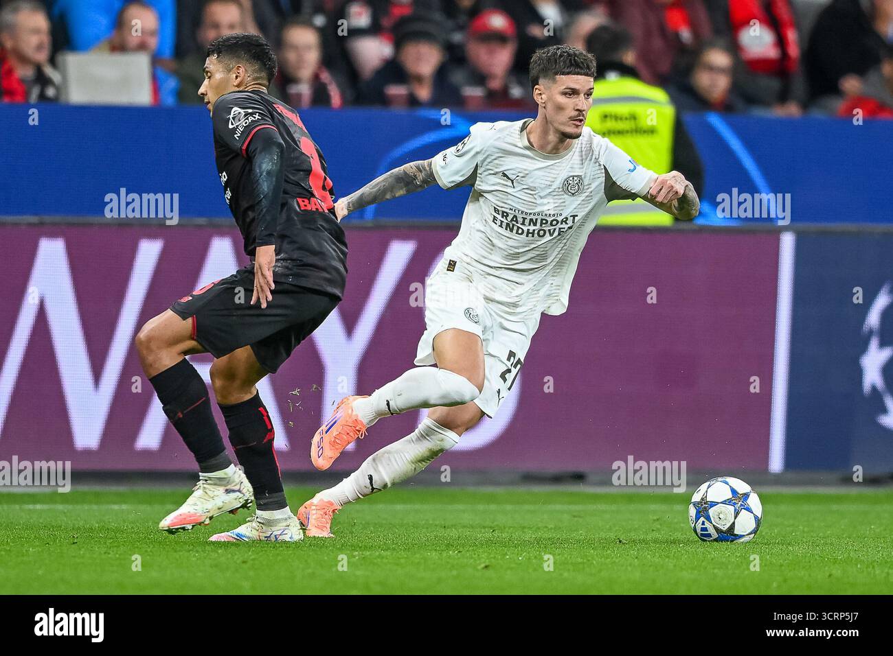 01.10.2025, Fussball: UEFA Champions League, Saison 2025/2026, Gruppenphase, 02. Spieltag, Bayer 04 Leverkusen - PSV Eindhoven nella der BayArena di Leverkusen. Zweikampf zwischen equi Fernandez (Bayer 04 Leverkusen, #04) und Dennis Man (PSV Eindhoven, #27). Foto: Kirchner-Media/Thomas Haesler Foto Stock