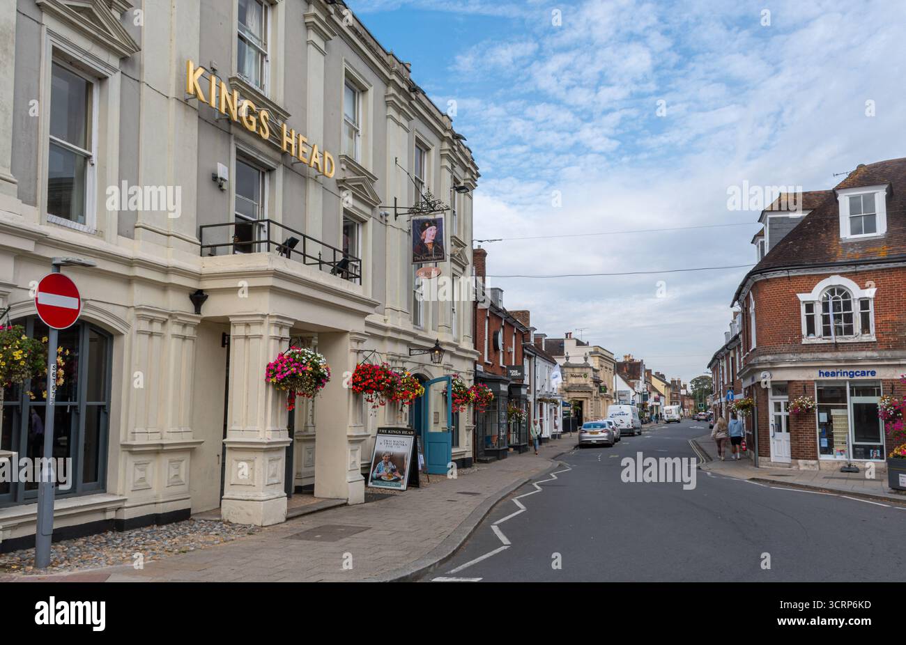 Wimborne Minster, vista sulla strada lungo West Borough nel centro della città, Dorset, Inghilterra, Regno Unito, con il King's Head Hotel Foto Stock