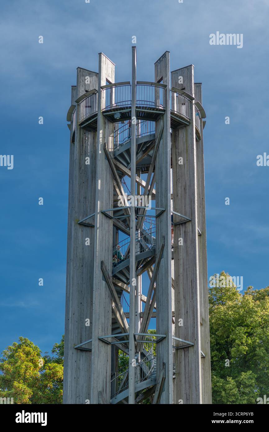 Torre di osservazione con cielo blu nel parco fresco di Gurten Berna, Svizzera 09 06 2025 Foto Stock