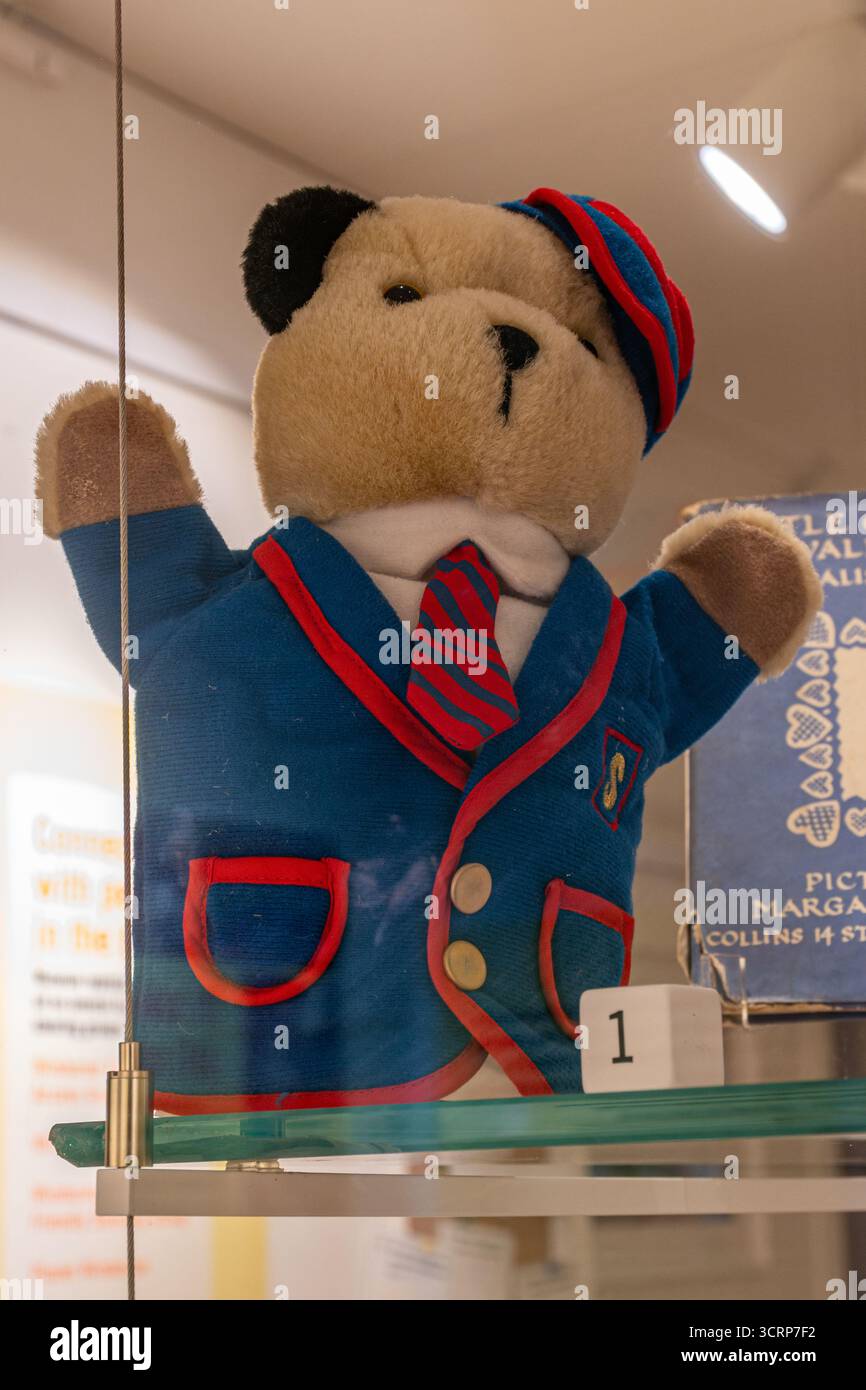 Burattino con guanto fumante, giocattolo retrò in un museo, Inghilterra, Regno Unito Foto Stock