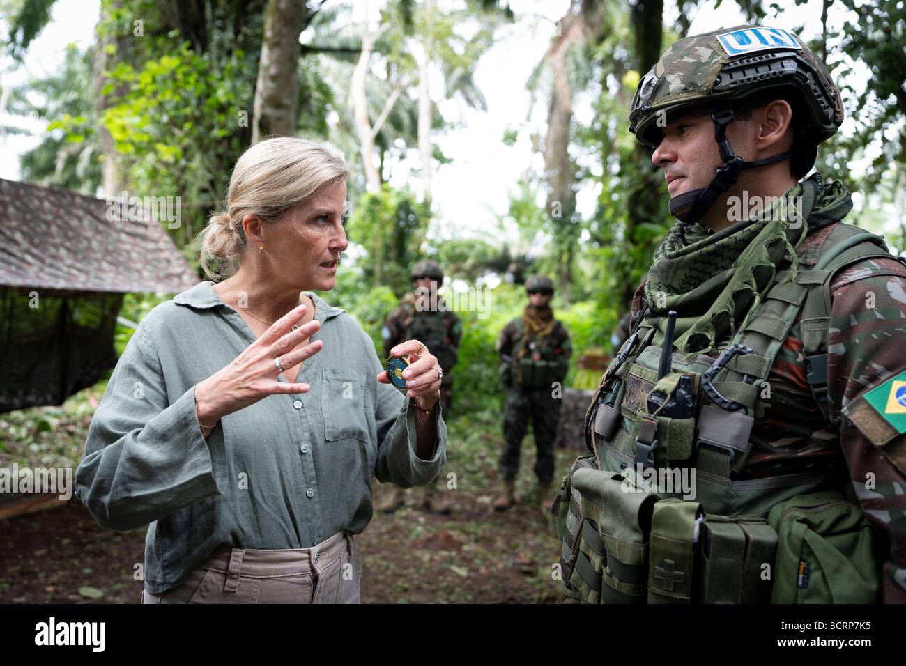 EMBARGO AL 1935 GIOVEDÌ 2 OTTOBRE la Duchessa di Edimburgo parla con le forze MONUSCO durante un impegno di mantenimento della pace nel Jungle Ground di beni, Repubblica Democratica del Congo. Data foto: Lunedì 29 settembre 2025. Foto Stock