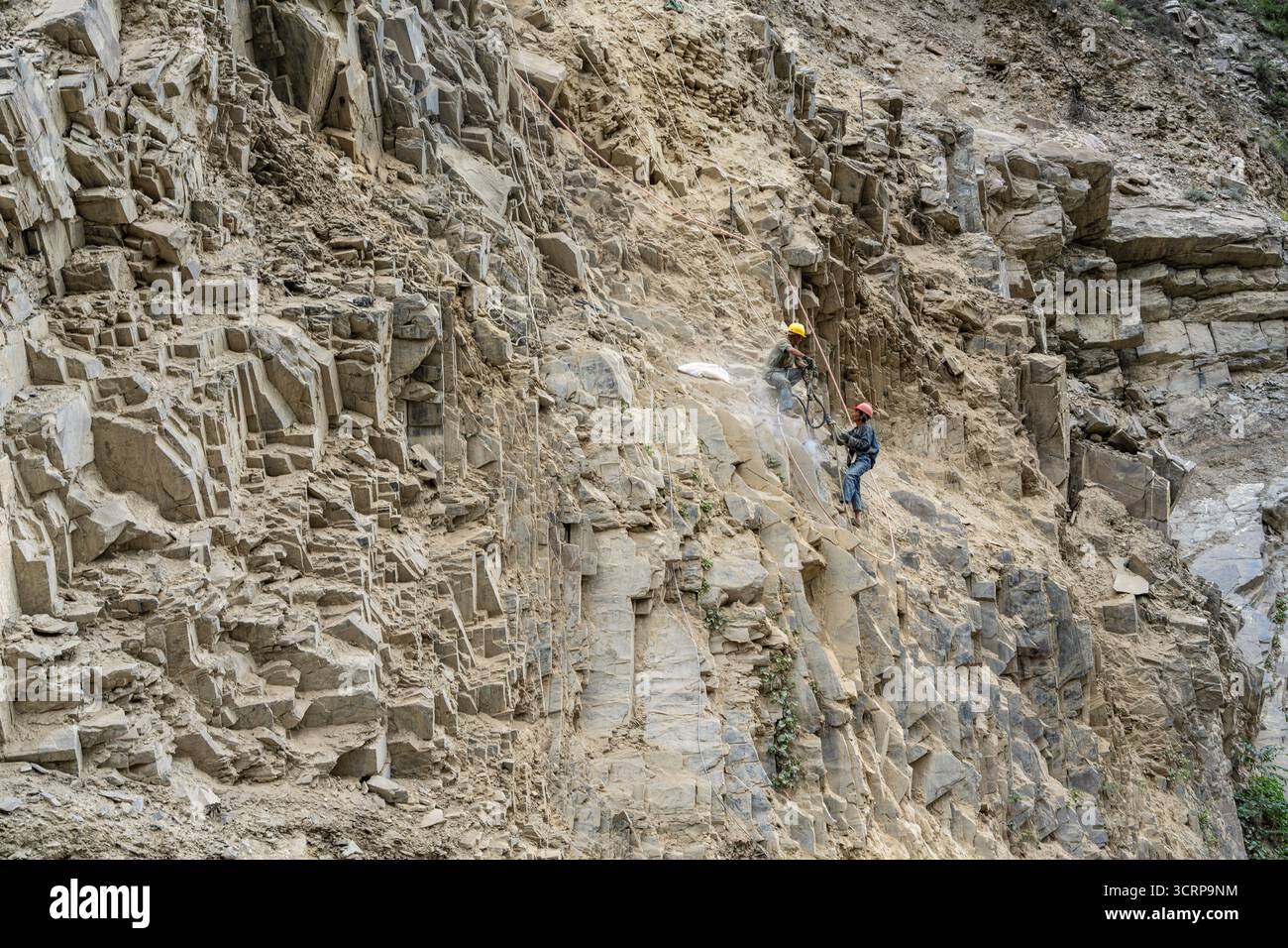 Lavoratori cinesi ad alto rischio che proteggono le aspre colline, Xiaojin, contea di Ngawa, prefettura autonoma tibetana di Garzê, Sichuan, Cina Foto Stock