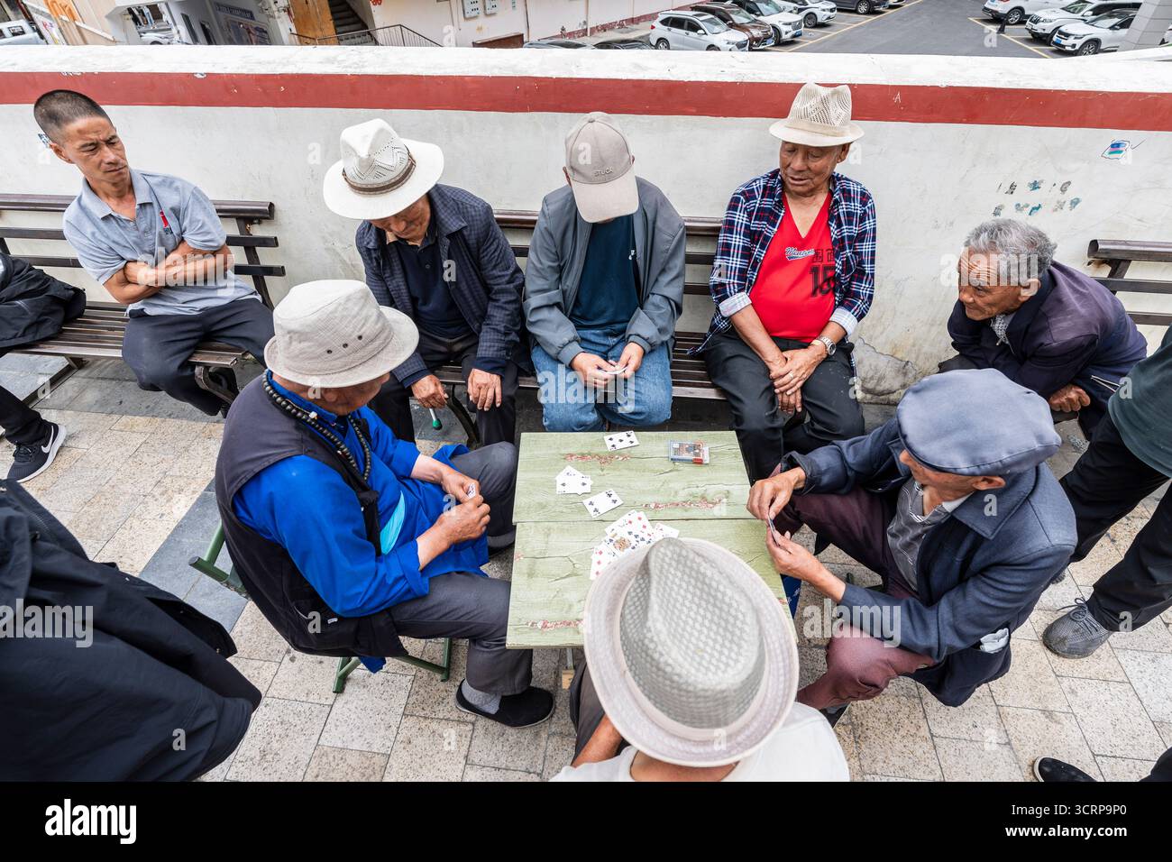 Uomini anziani che giocano a carte per strada, Xiaojin, contea di Ngawa, prefettura autonoma tibetana di Garzê, Sichuan, Cina Foto Stock