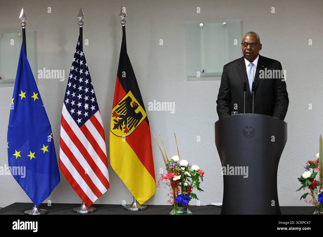 Lloyd James Austin III ex Segretario della difesa degli Stati Uniti 2021-2025 all'Award of the Order of Merit of the Federal Republic of Germany Foto Stock