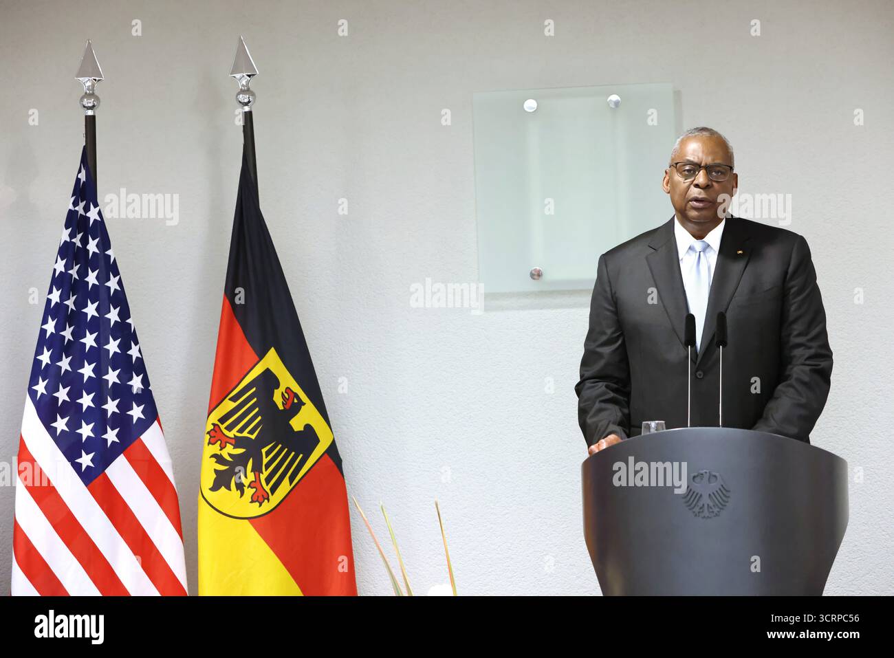 Lloyd James Austin III ex Segretario della difesa degli Stati Uniti 2021-2025 all'Award of the Order of Merit of the Federal Republic of Germany Foto Stock