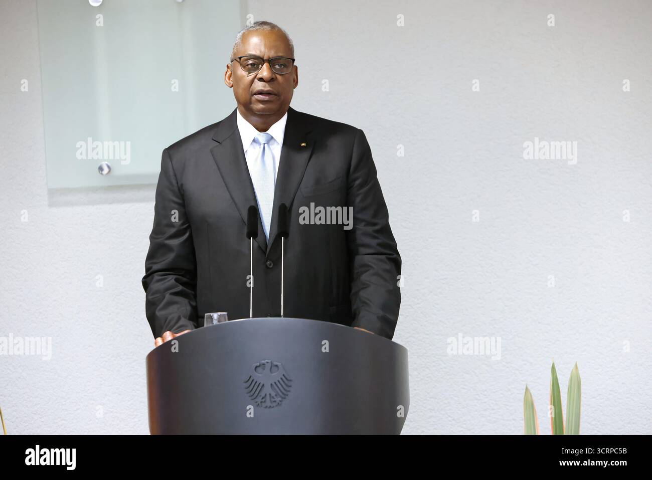 Lloyd James Austin III ex Segretario della difesa degli Stati Uniti 2021-2025 all'Award of the Order of Merit of the Federal Republic of Germany Foto Stock
