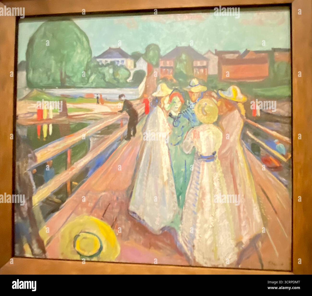 Le donne sul ponte (1904-1927) alcune delle opere dell'artista norvegese Edvard Munch presso il museo Munch, un museo d'arte aperto nel 2021 a Oslo, - Immagine stock catturata con smartphone
