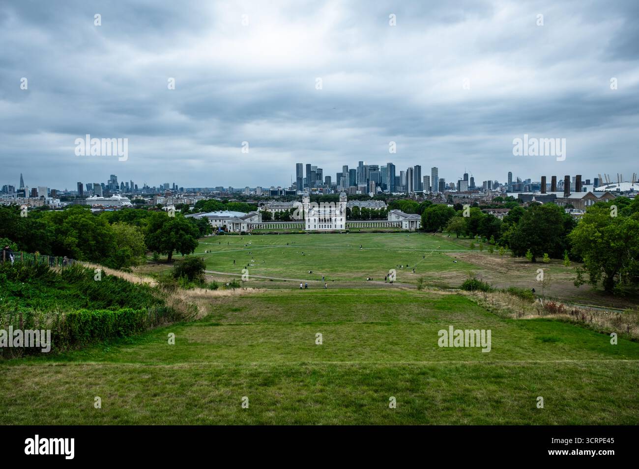 Greenwich View - storica Queen's House e Old Royal Naval College con Canary Wharf Skyline Foto Stock