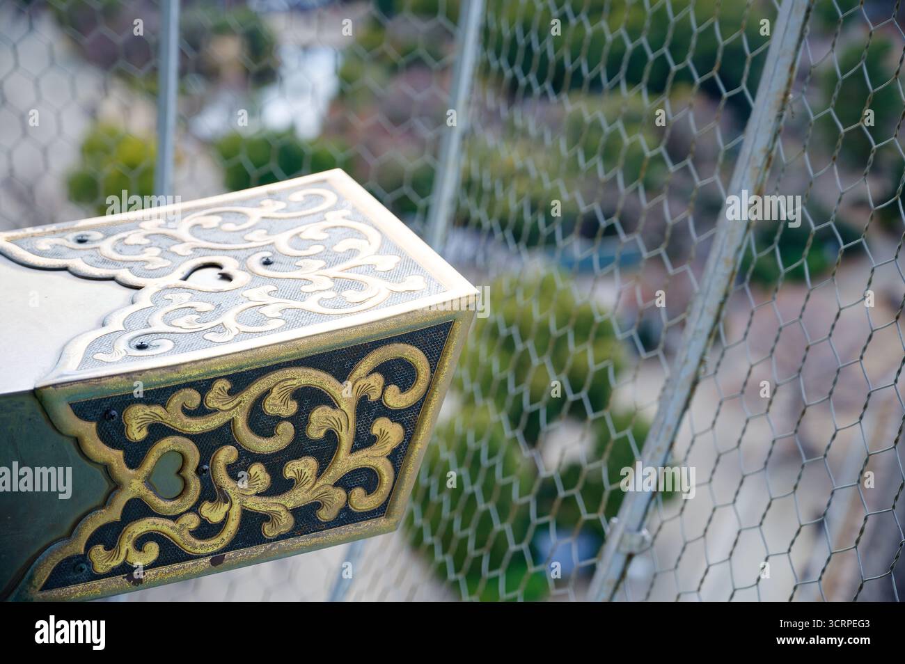 Dettagli in metallo ornato con filigrana dorata sulla piattaforma di osservazione superiore del castello di Osaka Foto Stock