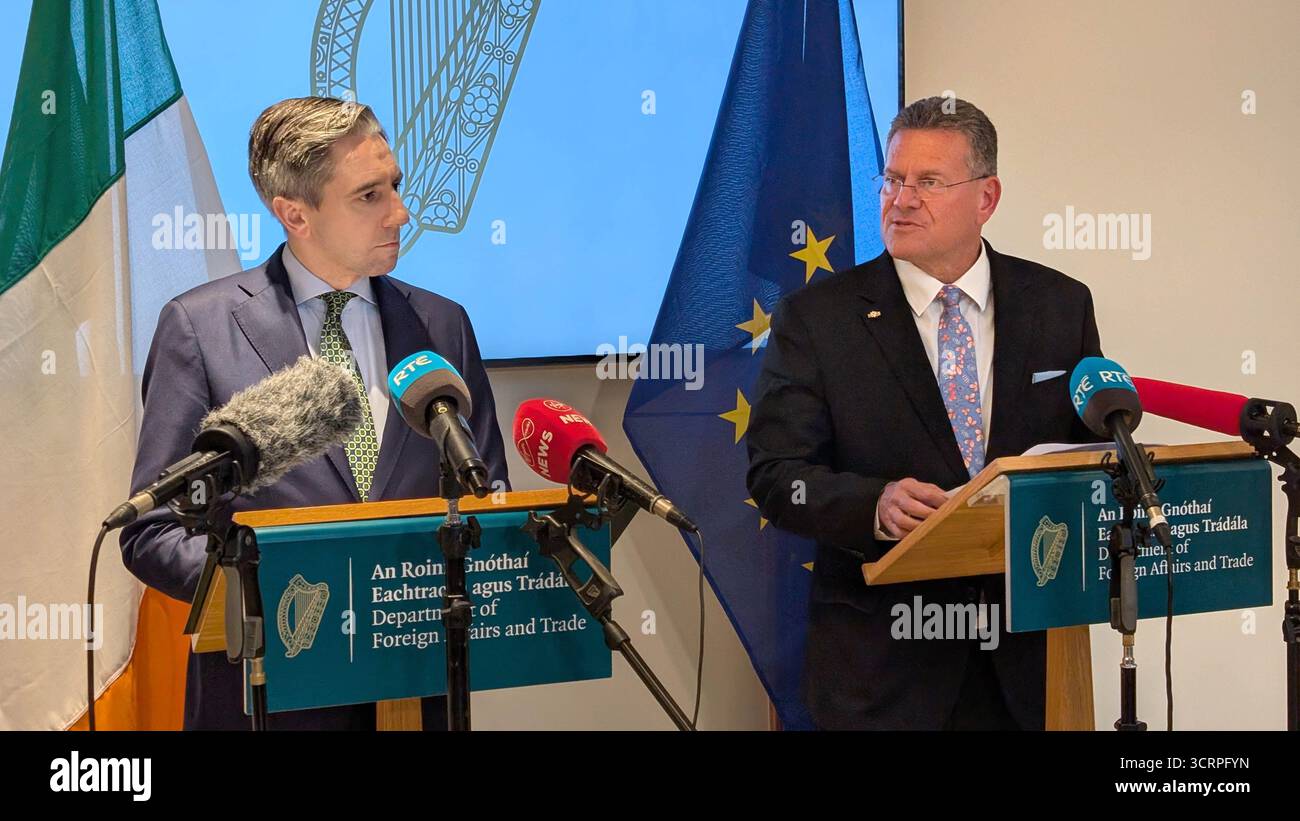 Tanaiste Simon Harris (a sinistra) con il commissario per il commercio dell'UE Maros Sefcovic che parla ai media di Avondale House, Co Wicklow. il commissario per il commercio dell'Unione europea ha affermato che dovrebbe esserci "chiaramente” una riduzione tariffaria per i vini e gli alcolici. Maros Sefcovic ha affermato che il settore è una priorità per l'Unione europea quando cerca tariffe tariffarie inferiori all'attuale tasso del 15% applicato dagli Stati Uniti alla maggior parte dei beni che importa dal blocco Data immagine: Giovedì 2 ottobre 2025. Foto Stock
