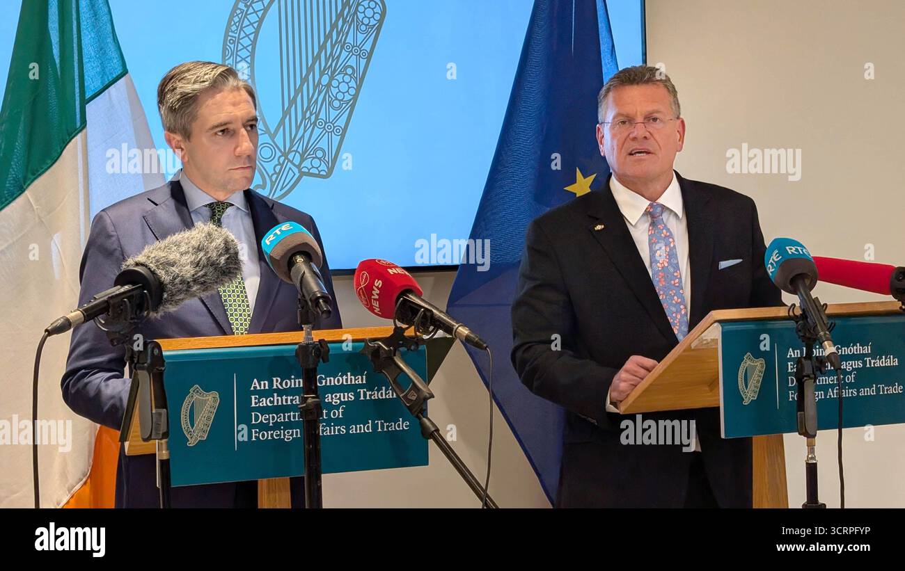 Tanaiste Simon Harris (a sinistra) con il commissario per il commercio dell'UE Maros Sefcovic che parla ai media di Avondale House, Co Wicklow. il commissario per il commercio dell'Unione europea ha affermato che dovrebbe esserci "chiaramente” una riduzione tariffaria per i vini e gli alcolici. Maros Sefcovic ha affermato che il settore è una priorità per l'Unione europea quando cerca tariffe tariffarie inferiori all'attuale tasso del 15% applicato dagli Stati Uniti alla maggior parte dei beni che importa dal blocco Data immagine: Giovedì 2 ottobre 2025. Foto Stock