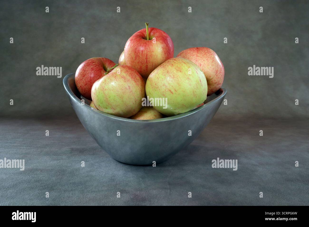 Mele mature McIntosh pronte per mangiare in una piccola fattoria di Bend, Oregon, in autunno. Foto Stock
