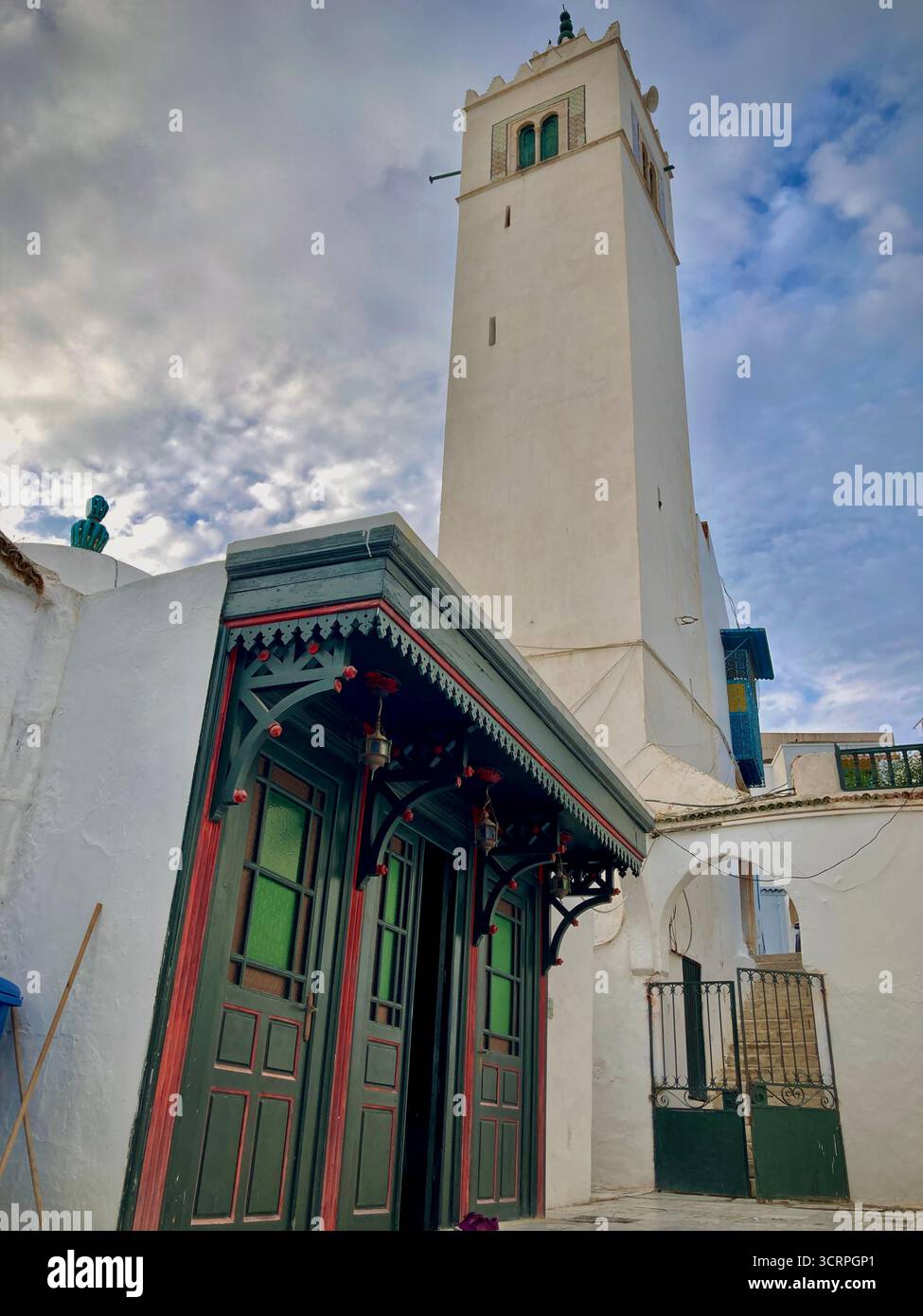 Minareto bianco e ingresso ornato della tomba di Ibn Bou Said. Sidi Bou Said, Tunisia, 23 settembre 2025. Foto Stock