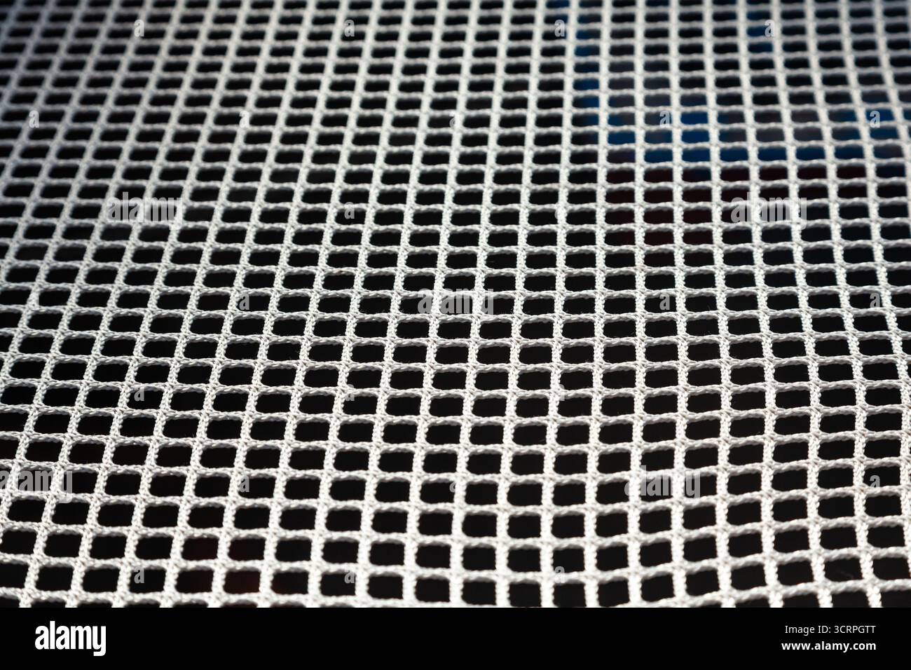 Mesh bianca su nero. Griglia cellulare di colore bianco su sfondo nero. Foto Stock