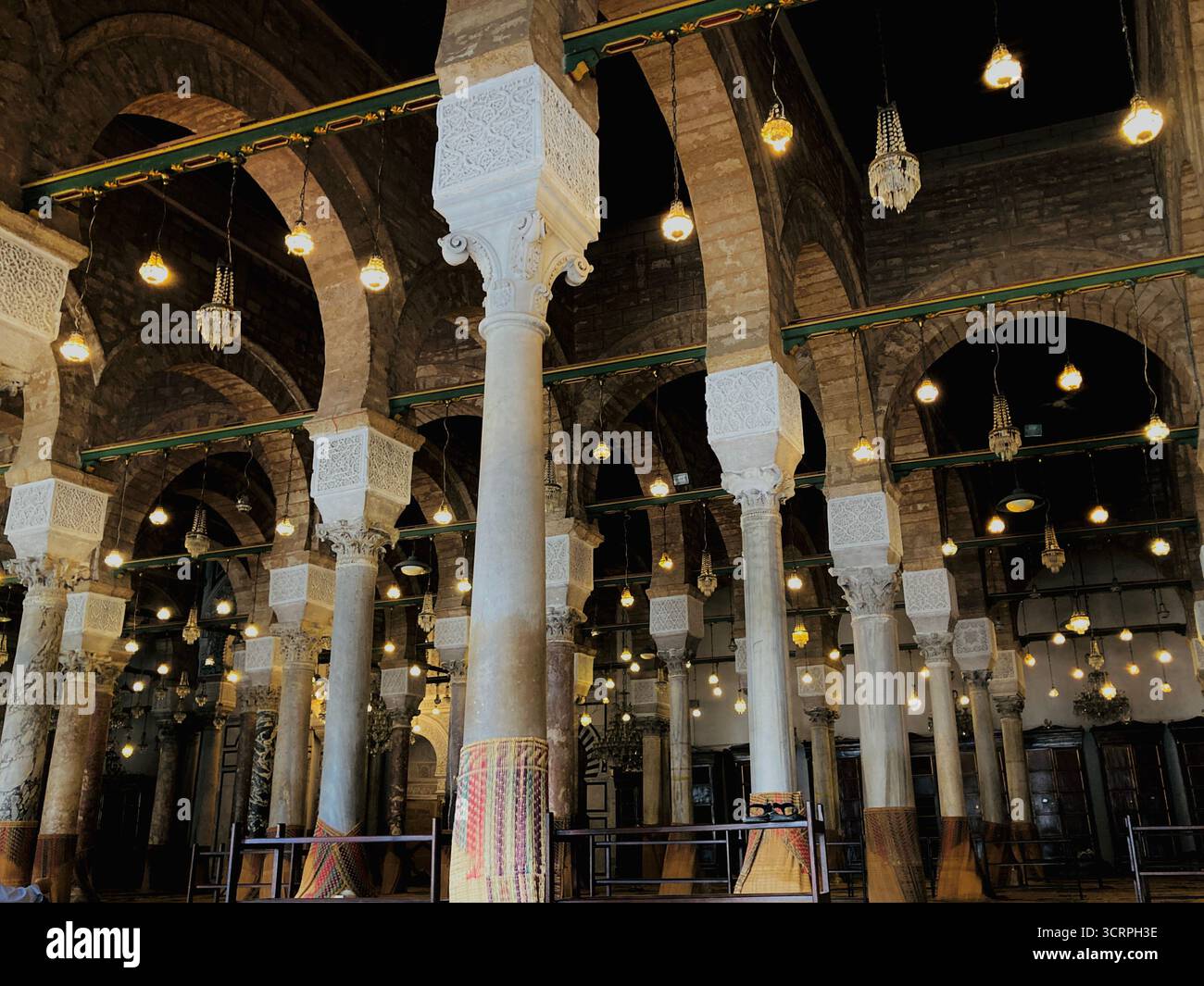 Interno della Moschea di Zitouna a Sidi El Bechir, Tunisia: Colonne di pietra, archi e lampade sospese. Fotografato il 24 settembre 2025. Foto Stock