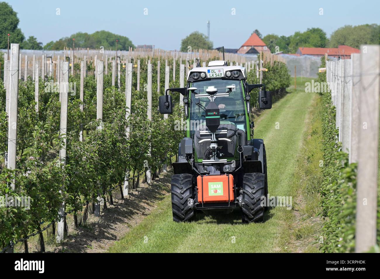 GERMANIA, intelligenza artificiale applicazioni in agricoltura, monitoraggio e protezione delle colture basate sull'intelligenza artificiale presso l'istituto di ricerca Esteburg per la coltivazione della frutta a Jork, trattore con sensori e telecamere per la raccolta dei dati per ulteriori analisi IA / DEUTSCHLAND, Niedersachsen, Obstbauzentrum Esteburg a Jork Obstblüte, Nutzung von Künstliche Intelligenz KI in der Landwirtschaft, KI basierte Auswertung aus Sensorik und KAMERKENKENKET, Automtung, Senkenkenkenkenkenkenkenktung, ecc. Foto Stock