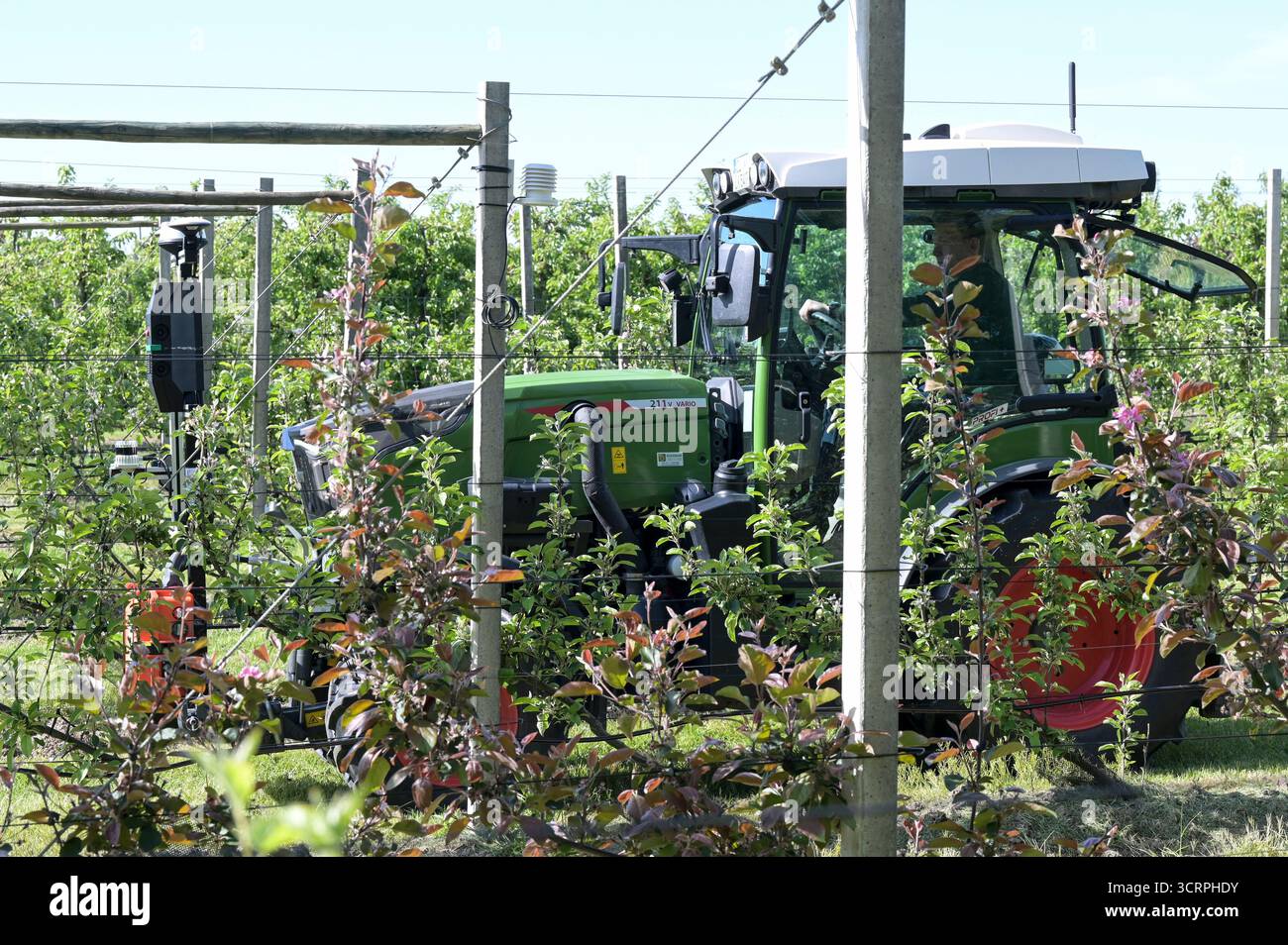 GERMANIA, intelligenza artificiale applicazioni in agricoltura, monitoraggio e protezione delle colture basate sull'intelligenza artificiale presso l'istituto di ricerca Esteburg per la coltivazione della frutta a Jork, trattore con sensori e telecamere per la raccolta dei dati per ulteriori analisi IA / DEUTSCHLAND, Niedersachsen, Obstbauzentrum Esteburg a Jork Obstblüte, Nutzung von Künstliche Intelligenz KI in der Landwirtschaft, KI basierte Auswertung aus Sensorik und KAMERKENKENKET, Automtung, Senkenkenkenkenkenkenkenktung, ecc. Foto Stock