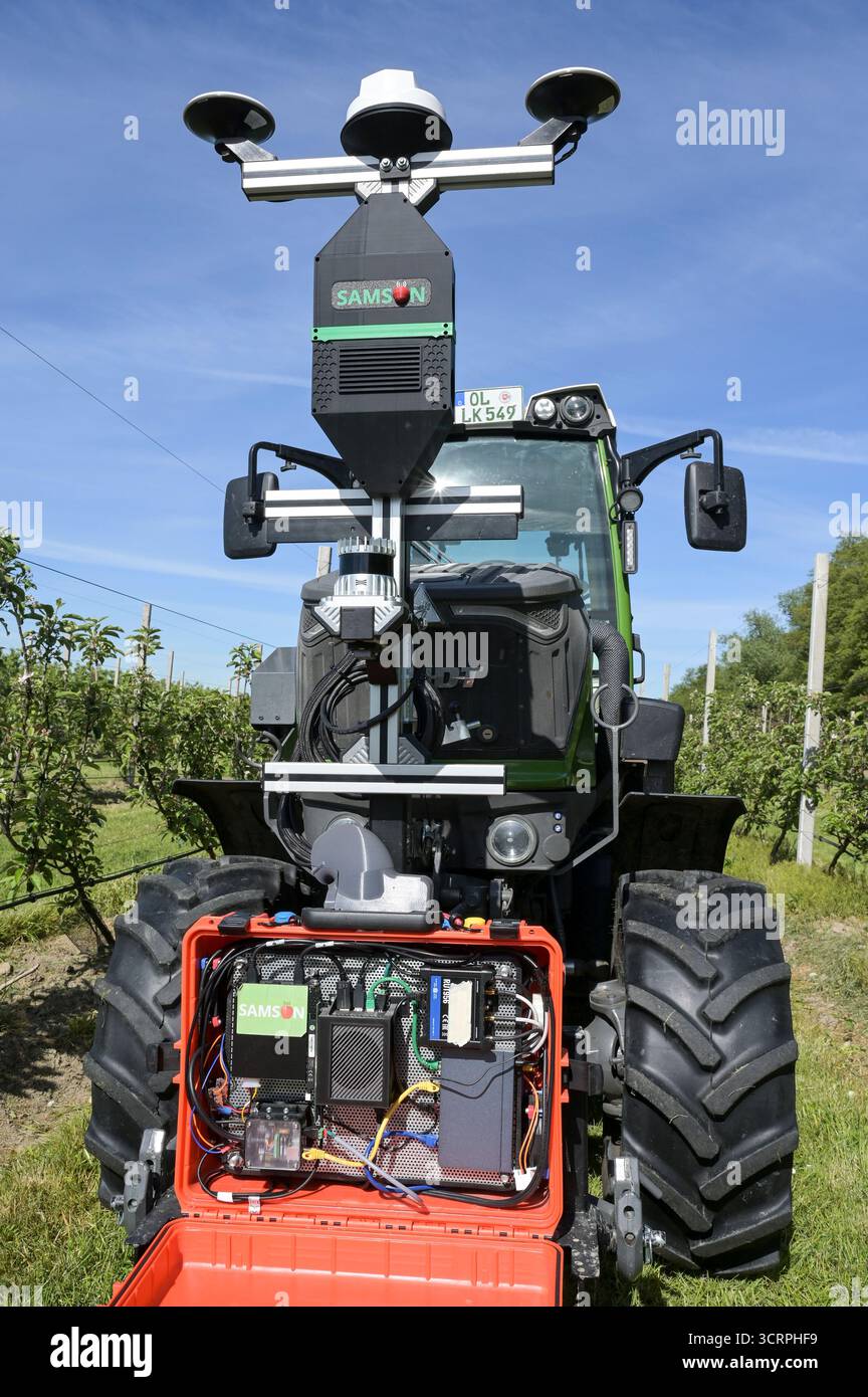 GERMANIA, intelligenza artificiale applicazioni in agricoltura, monitoraggio e protezione delle colture basate sull'intelligenza artificiale presso l'istituto di ricerca Esteburg per la coltivazione della frutta a Jork, trattore con sensori e telecamere per la raccolta dei dati per ulteriori analisi IA / DEUTSCHLAND, Niedersachsen, Obstbauzentrum Esteburg a Jork Obstblüte, Nutzung von Künstliche Intelligenz KI in der Landwirtschaft, KI basierte Auswertung aus Sensorik und KAMERKENKENKET, Automtung, Senkenkenkenkenkenkenkenktung, ecc. Foto Stock