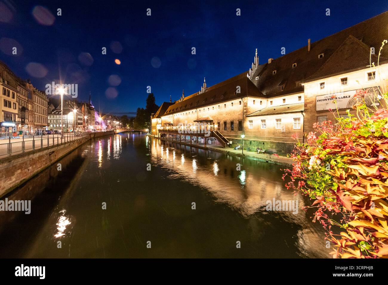 Pont du Corbeau di notte sotto la pioggia, Strasburgo, Francia Foto Stock
