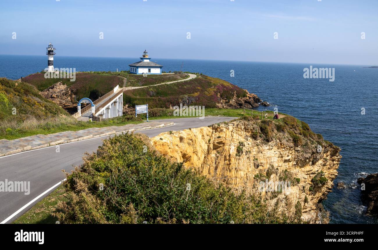 Foto panoramica di Isla Pancha con le sue scogliere, il faro e le viste sull'oceano Atlantico, scattata dalla costa di Ribadeo in Galizia Foto Stock