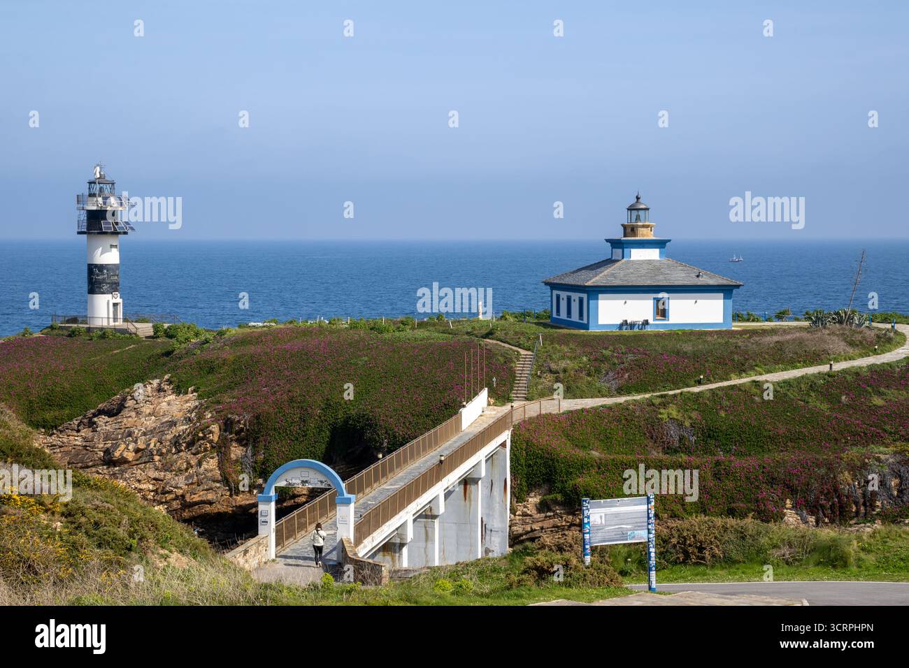 Foto panoramica di Isla Pancha con le sue scogliere, il faro e le viste sull'oceano Atlantico, scattata dalla costa di Ribadeo in Galizia Foto Stock