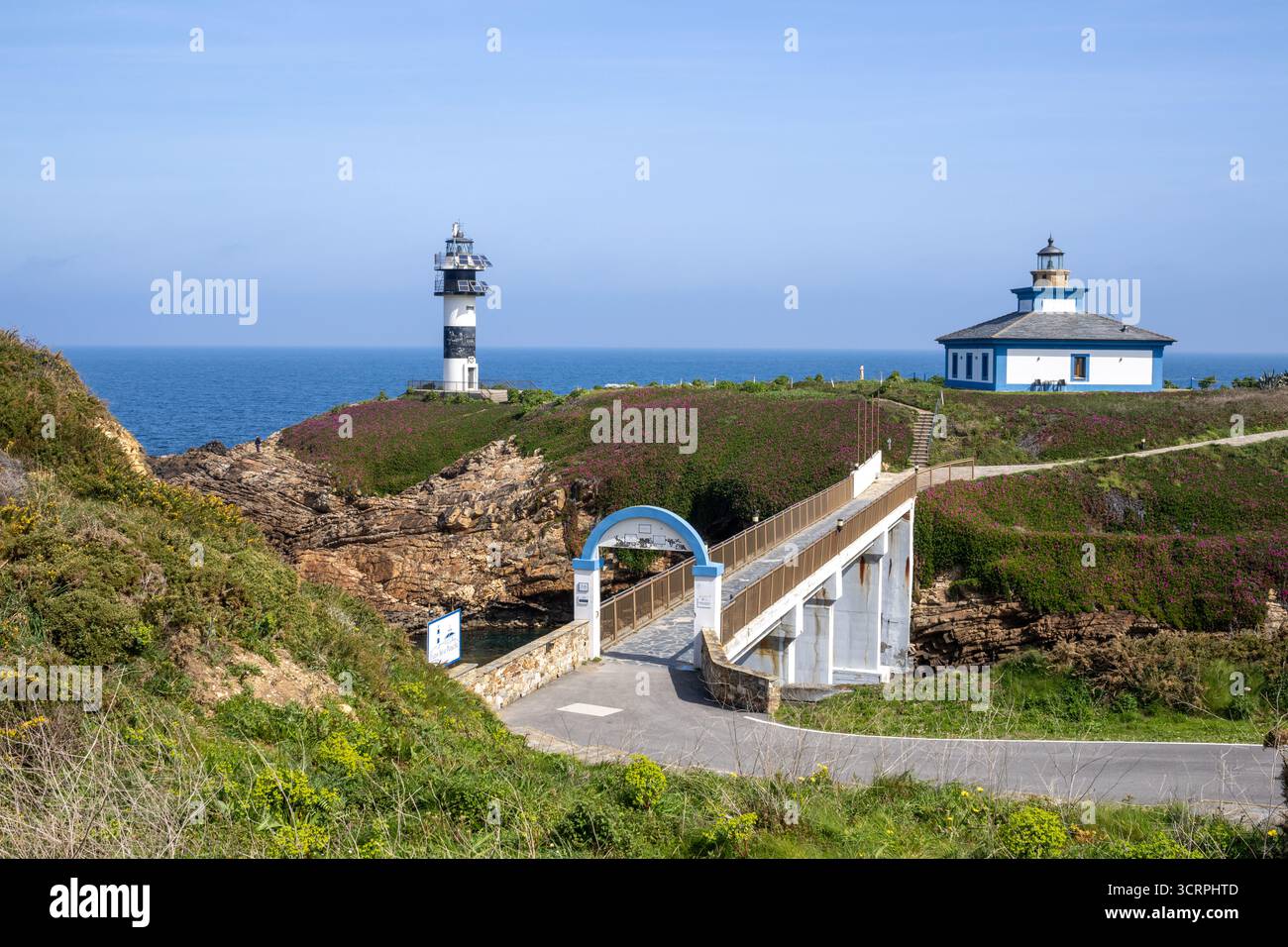 Foto panoramica di Isla Pancha con le sue scogliere, il faro e le viste sull'oceano Atlantico, scattata dalla costa di Ribadeo in Galizia Foto Stock