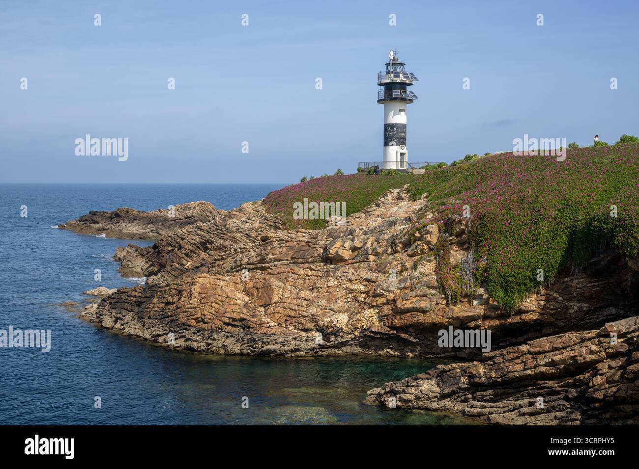 Foto panoramica di Isla Pancha con le sue scogliere, il faro e le viste sull'oceano Atlantico, scattata dalla costa di Ribadeo in Galizia Foto Stock