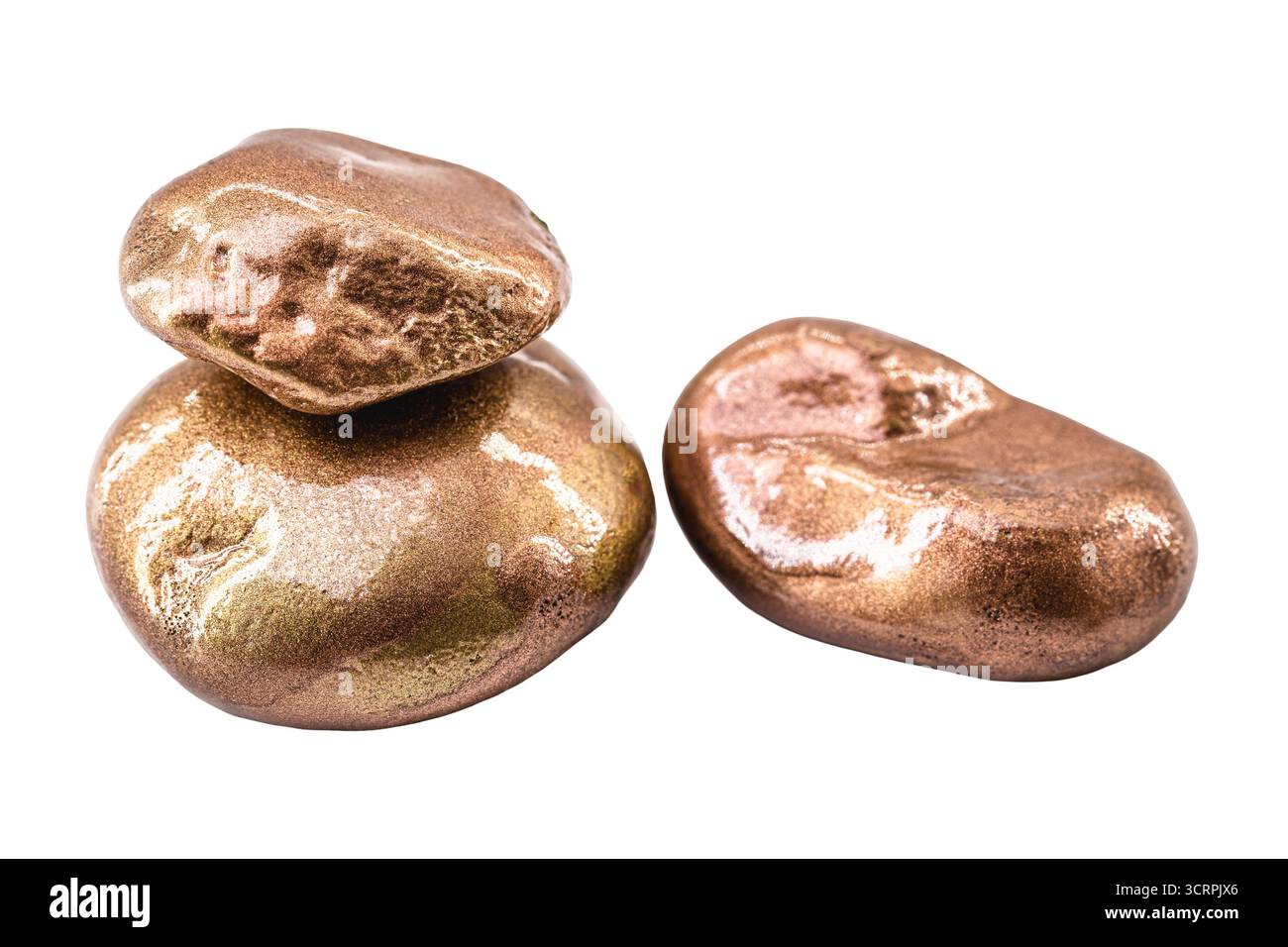 pepite di rame native isolate su sfondo bianco, minerali per l'uso industriale in fili elettrici e utensili domestici Foto Stock