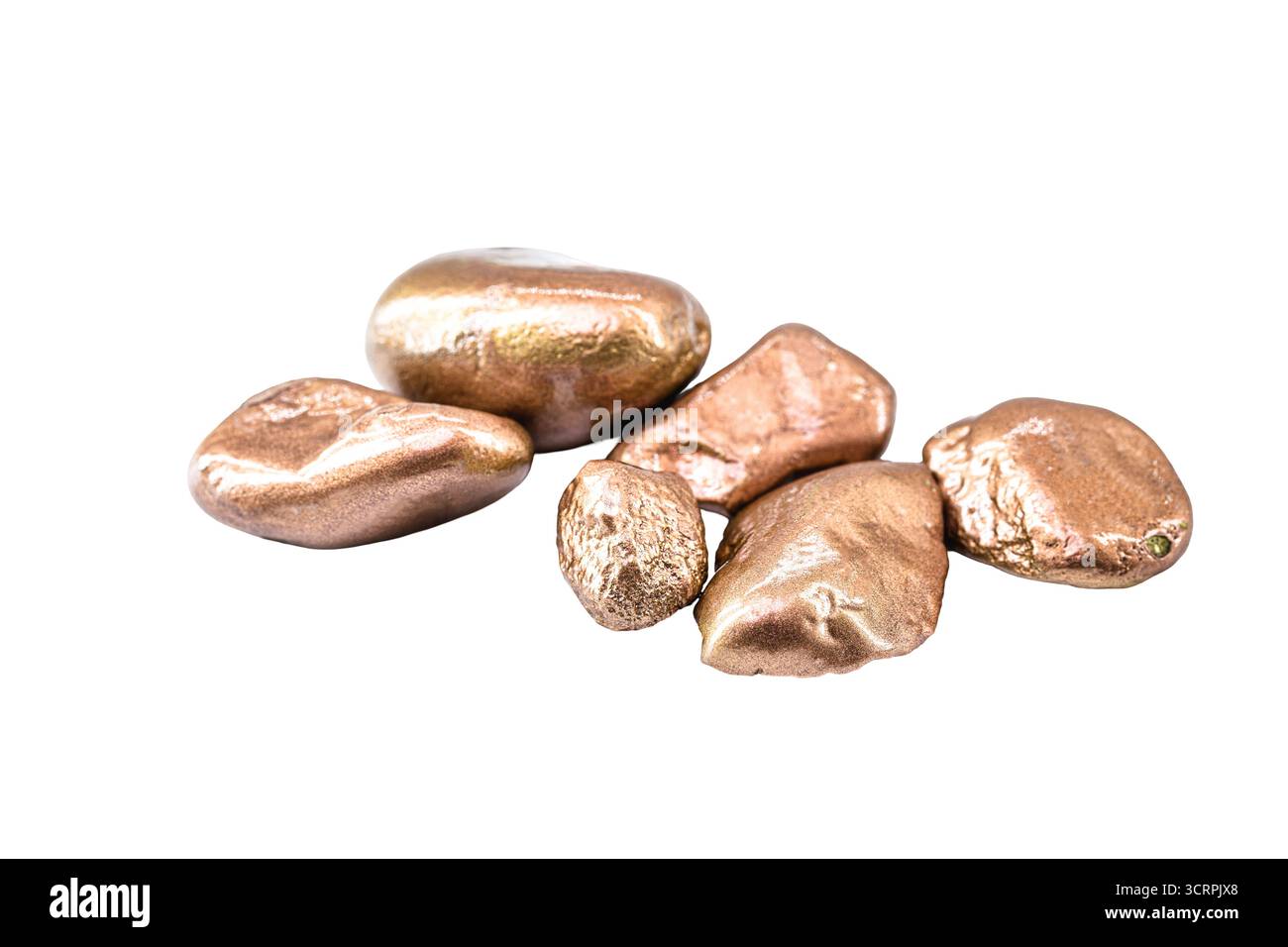 pepite di rame native isolate su sfondo bianco, minerali per l'uso industriale in fili elettrici e utensili domestici Foto Stock