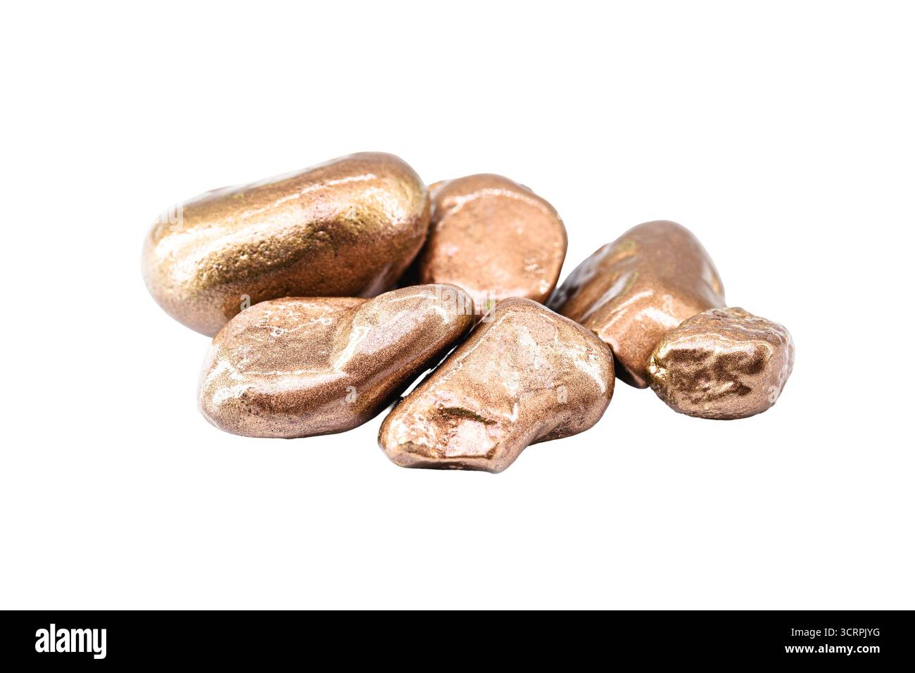 pepite di rame native isolate su sfondo bianco, minerali per l'uso industriale in fili elettrici e utensili domestici Foto Stock