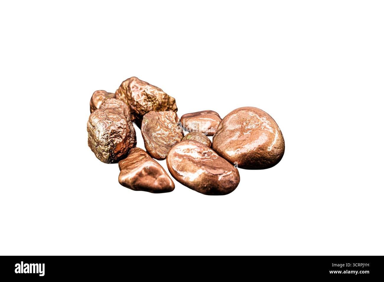 pepite di rame native isolate su sfondo bianco, minerali per l'uso industriale in fili elettrici e utensili domestici Foto Stock