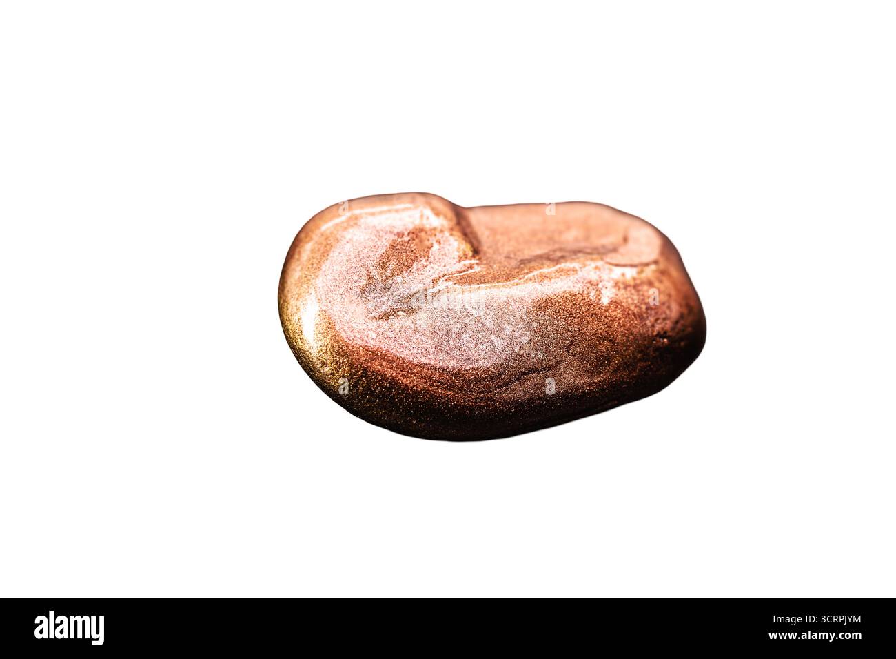 pepite di rame native isolate su sfondo bianco, minerali per l'uso industriale in fili elettrici e utensili domestici Foto Stock