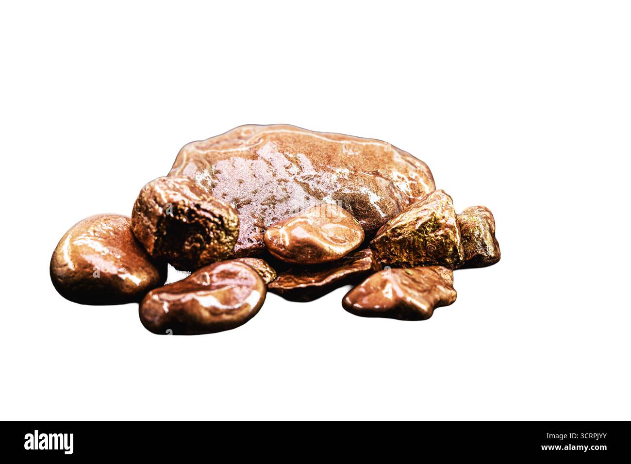 pepite di rame native isolate su sfondo bianco, minerali per l'uso industriale in fili elettrici e utensili domestici Foto Stock
