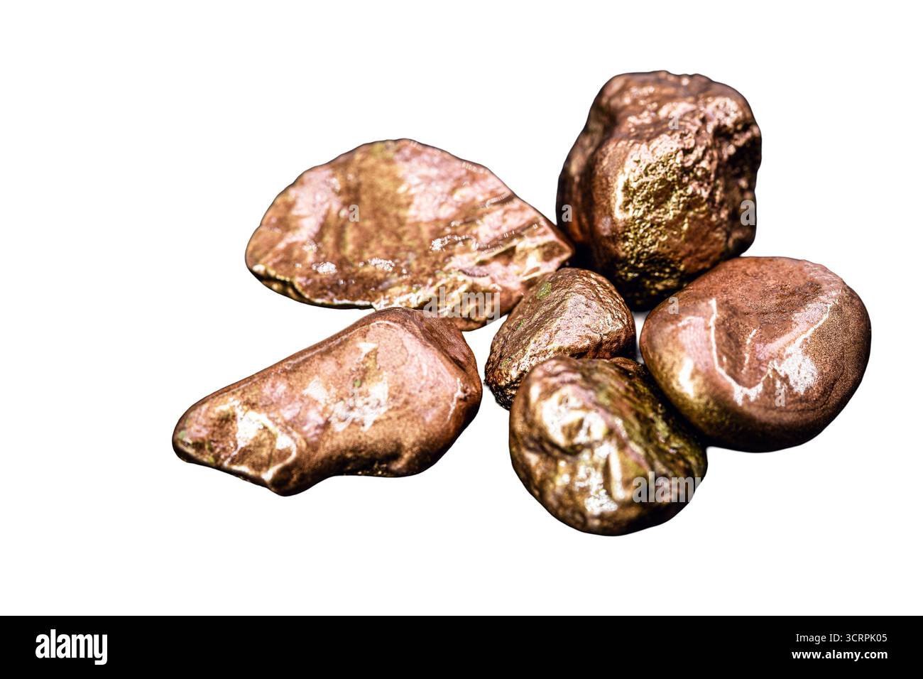 pepite di rame native isolate su sfondo bianco, minerali per l'uso industriale in fili elettrici e utensili domestici Foto Stock