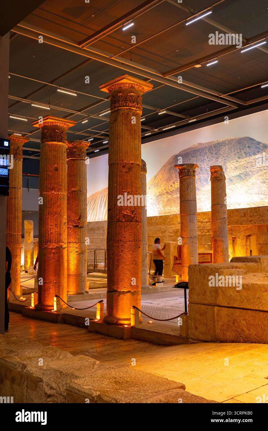Pilastri del Museo del mosaico di Zeugma. Visita la foto di sfondo verticale della Turchia. Gaziantep Turchia - 6.24.2025 Foto Stock