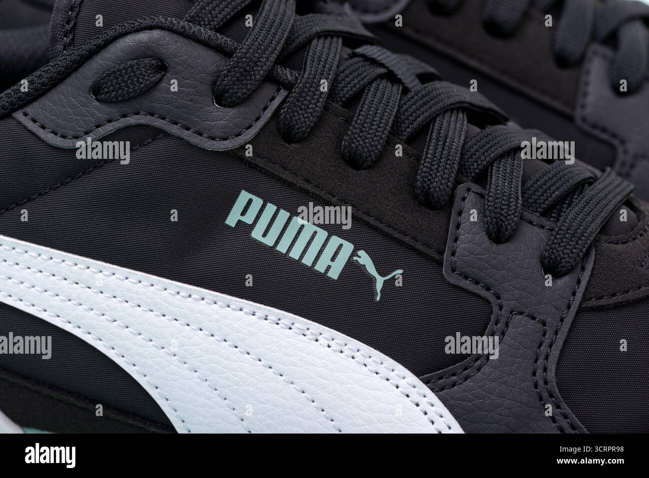 Obrenovac, Serbia - 19 luglio 2025: Primo piano del logo Puma verde pastello sulle sneakers nere. Foto Stock