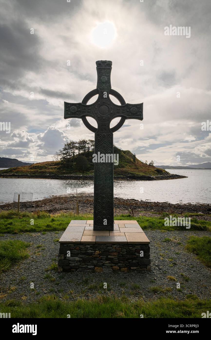 Un'immagine HDR fredda, nuvolosa e autunnale di una replica in bronzo di St Johns Cross sulla Kilchoan Estate, Melfort, Argyll e Bute. Scozia. 21 settembre 2025 Foto Stock