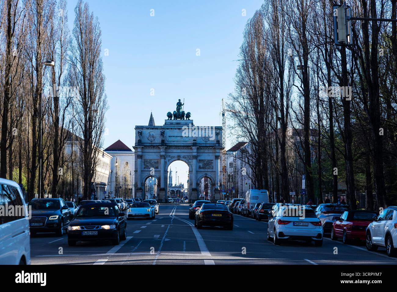 Monaco, Germania - 6 aprile 2025: Siegestor, arco trionfale con traffico a Monaco, Baviera, Germania Foto Stock