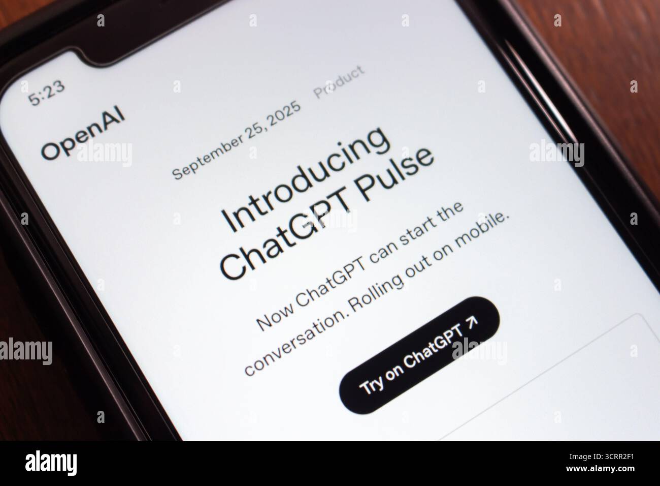 Smartphone che mostra il lancio ufficiale di ChatGPT Pulse di OpenAI, evidenziando l'implementazione mobile e la funzione di avvio automatico delle conversazioni. Foto Stock