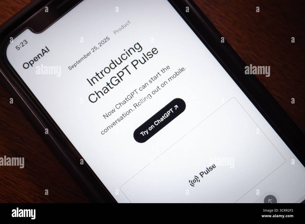 Lo schermo dello smartphone visualizza l'annuncio ufficiale di ChatGPT Pulse di OpenAI, evidenziando la sua implementazione mobile e la nuova funzionalità di interazione con l'intelligenza artificiale. Foto Stock