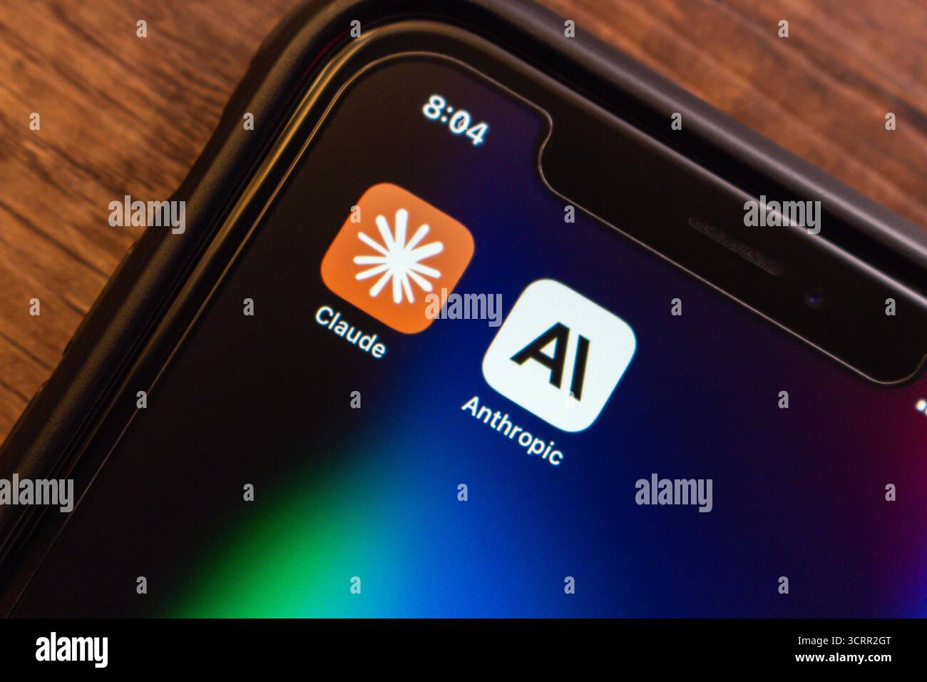 Smartphone con icone Claude e Anthropic ai, simboleggiano una piattaforma di intelligenza artificiale conversazionale all'avanguardia costruita per garantire sicurezza e affidabilità. Foto Stock