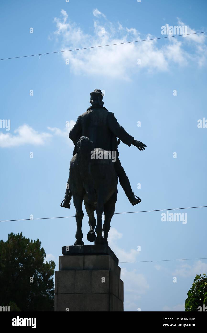 Statua equestre di Avram Iancu nel centro di Targu Mures, in Romania, sotto un cielo azzurro Foto Stock