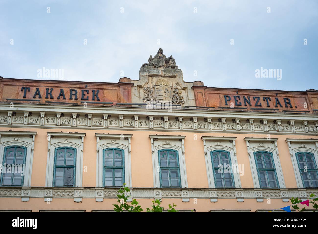 Facciata storica europea con dettagli ornati e grande iscrizione in lingua ungherese, che significa Banca di risparmio. Foto Stock