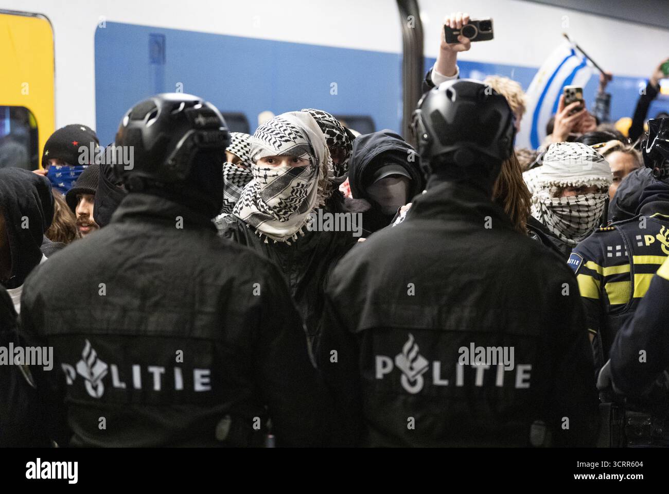 L’AIA – gli attivisti pro-palestinesi stanno bloccando i binari dei treni alla stazione centrale dell’Aia. Vogliono che il governo intervenga nel caso delle centinaia di manifestanti che cercavano di portare aiuti a Gaza via mare, ma sono stati arrestati da Israele ieri sera. ANP JEROEN JUMELET netherlands Out - belgio Out Foto Stock