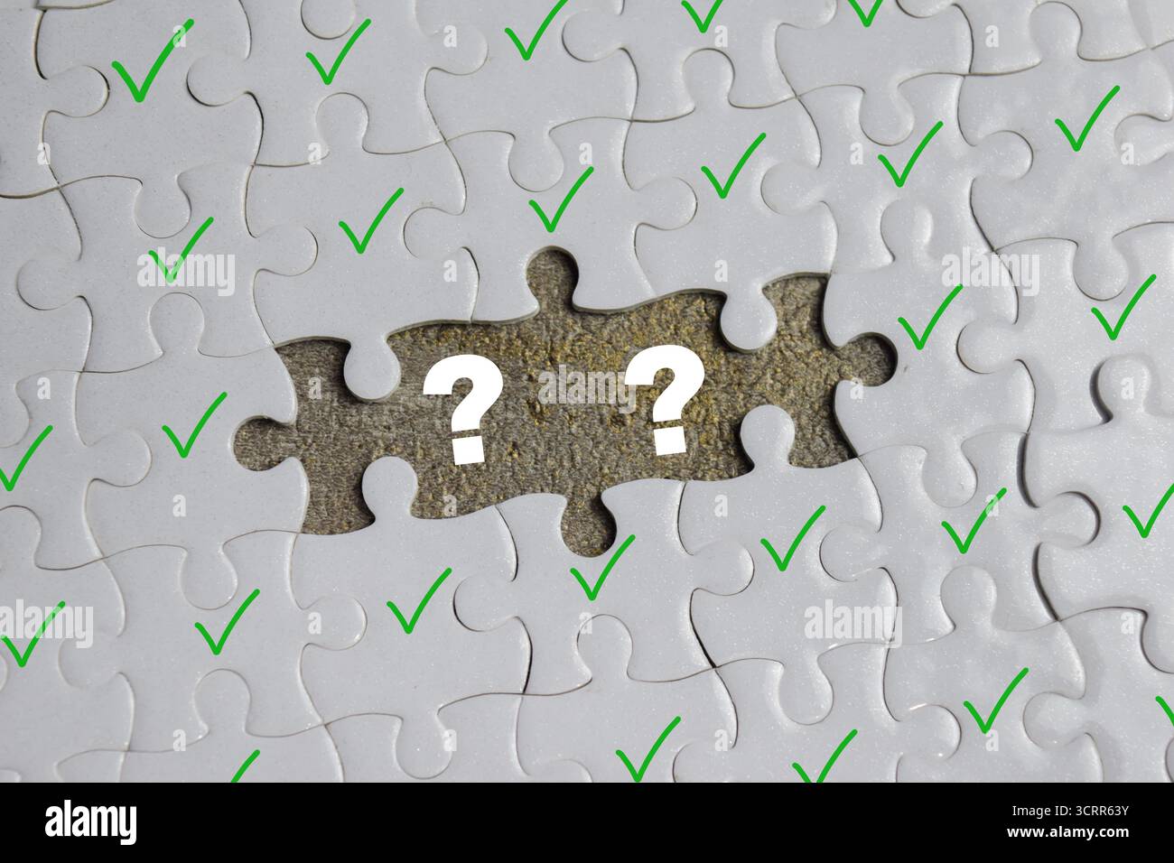 Pezzo di puzzle puzzle con simbolo punto interrogativo e corretto . Business e finanza Foto Stock