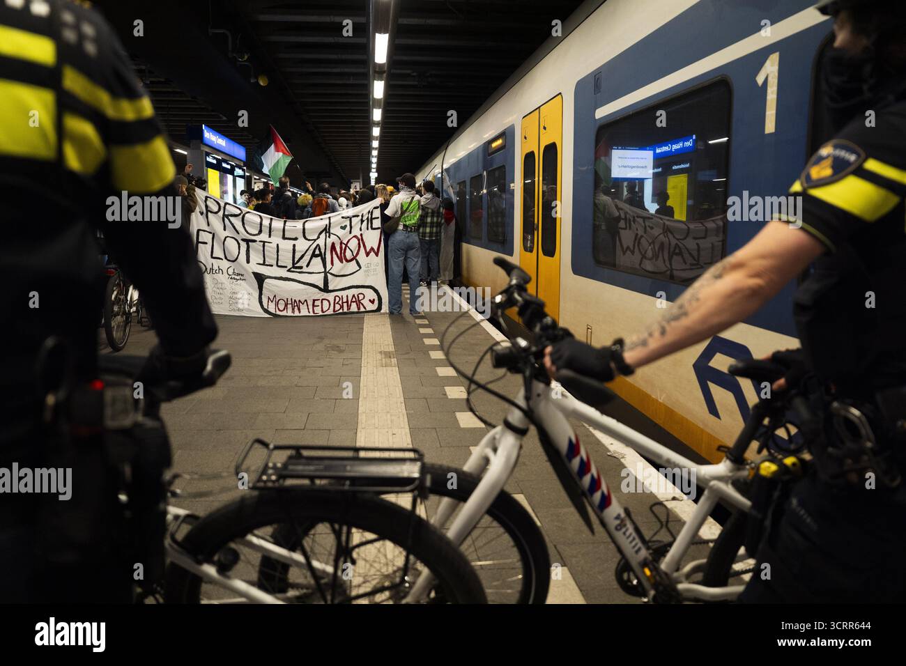 L’AIA – gli attivisti pro-palestinesi stanno bloccando i binari dei treni alla stazione centrale dell’Aia. Vogliono che il governo intervenga nel caso delle centinaia di manifestanti che cercavano di portare aiuti a Gaza via mare, ma sono stati arrestati da Israele ieri sera. ANP JEROEN JUMELET netherlands Out - belgio Out Foto Stock