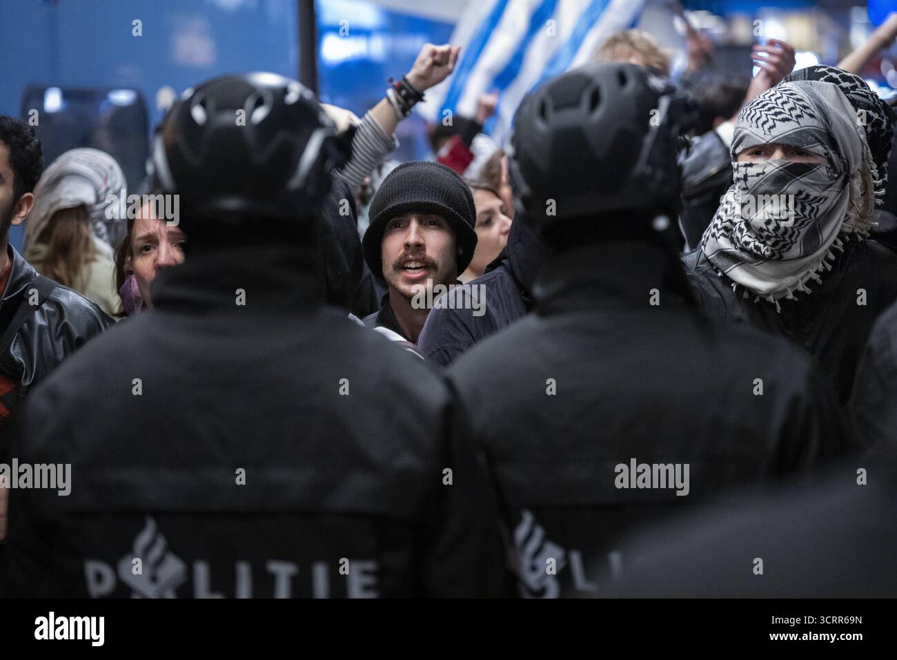 L’AIA – gli attivisti pro-palestinesi stanno bloccando i binari dei treni alla stazione centrale dell’Aia. Vogliono che il governo intervenga nel caso delle centinaia di manifestanti che cercavano di portare aiuti a Gaza via mare, ma sono stati arrestati da Israele ieri sera. ANP JEROEN JUMELET netherlands Out - belgio Out Foto Stock