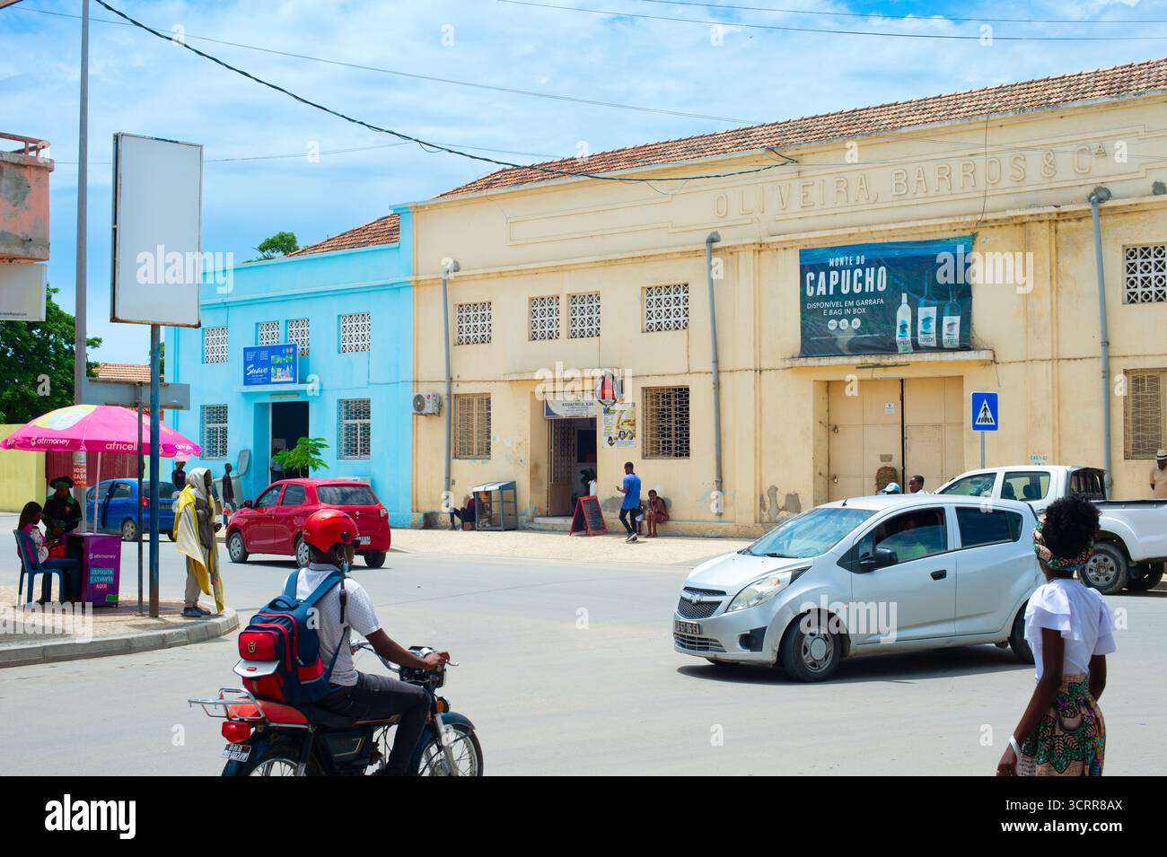 BENGUELA, ANGOLA - 14 MARZO 2025: Persone in una strada trafficata di Benguela. Tipica scena di strada Foto Stock